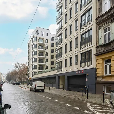 Near Centre Of With Ac And Parking By Renters Prestige *