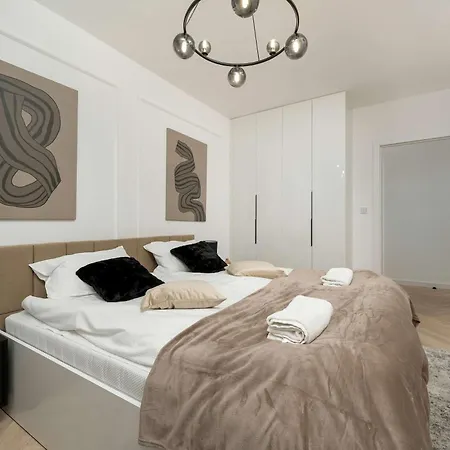 Апартаменты Near Centre Of With Ac And Parking By Renters Prestige Вроцлав