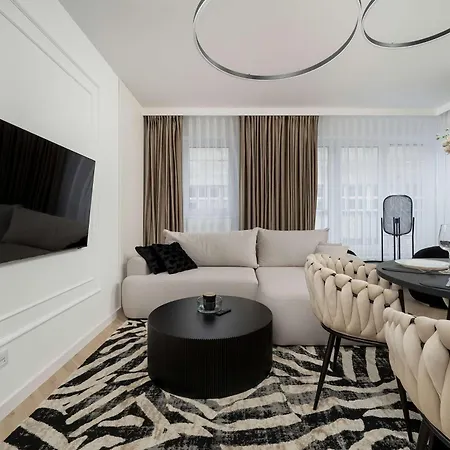Near Centre Of With Ac And Parking By Renters Prestige Appartement *