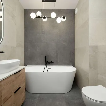 Near Centre Of With Ac And Parking By Renters Prestige דירה *