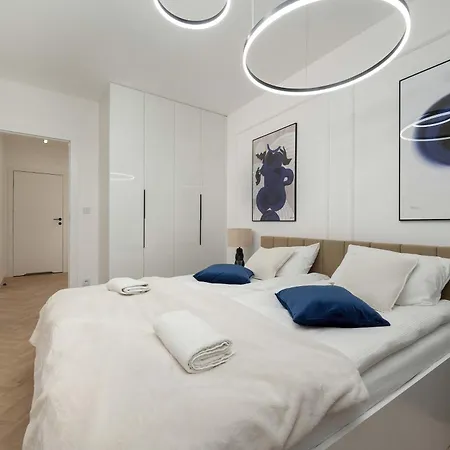 Near Centre Of With Ac And Parking By Renters Prestige Apartment *