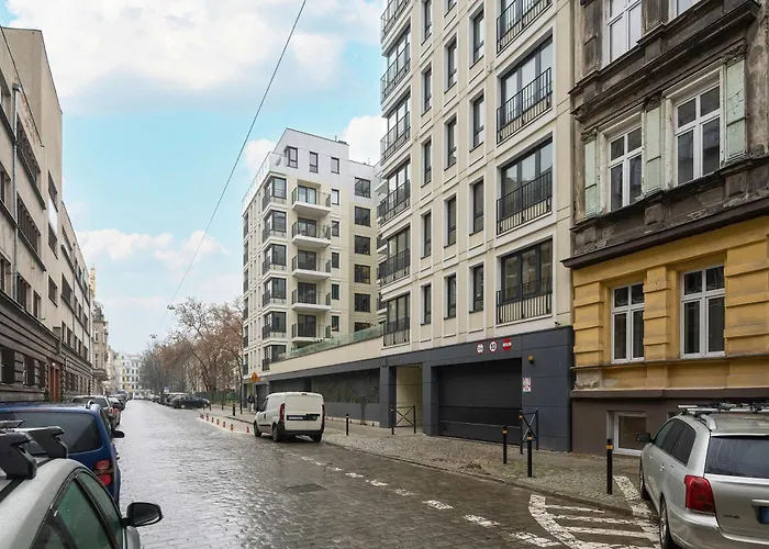 Near Centre Of With Ac And Parking By Renters Prestige *