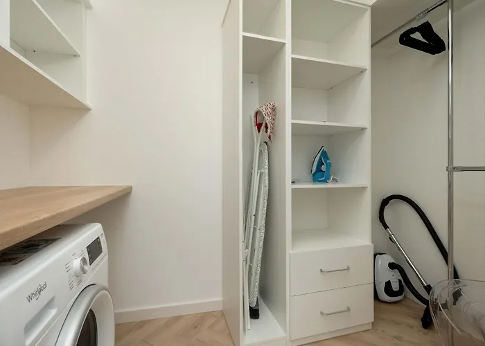 Near Centre Of With Ac And Parking By Renters Prestige 아파트 브로츠와프