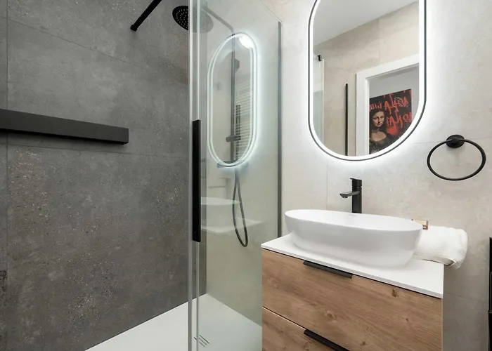 아파트 Near Centre Of With Ac And Parking By Renters Prestige