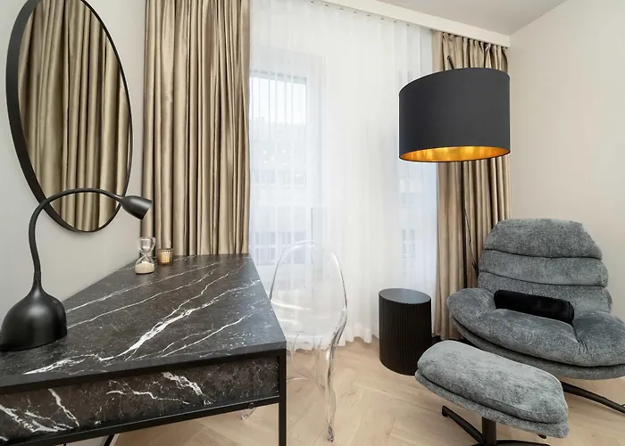 아파트 Near Centre Of With Ac And Parking By Renters Prestige