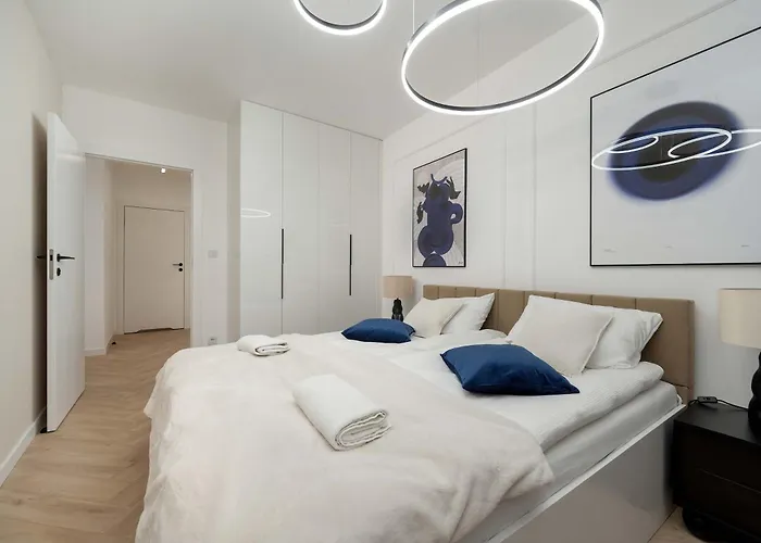 Near Centre Of With Ac And Parking By Renters Prestige Apartment *