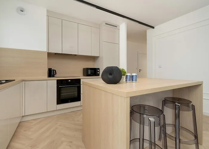 Near Centre Of With Ac And Parking By Renters Prestige