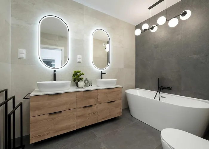 Near Centre Of With Ac And Parking By Renters Prestige 아파트 브로츠와프