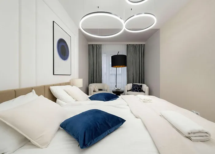 Near Centre Of With Ac And Parking By Renters Prestige * 브로츠와프